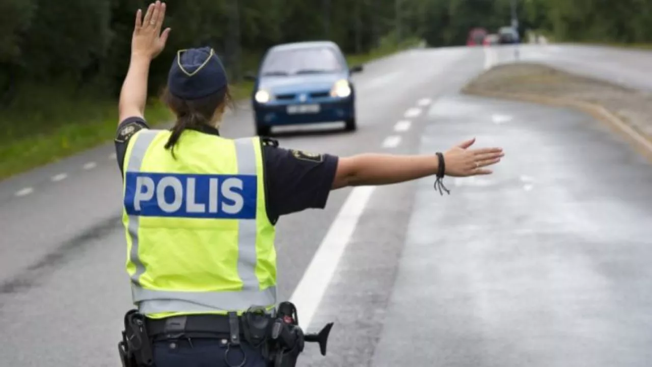 Polisman skulle vinka in bilist - blev påkörd istället