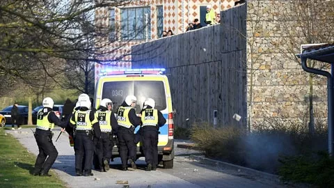 Sex tonåringar åtalas för Grovt sabotage mot blåljusverksamhet
