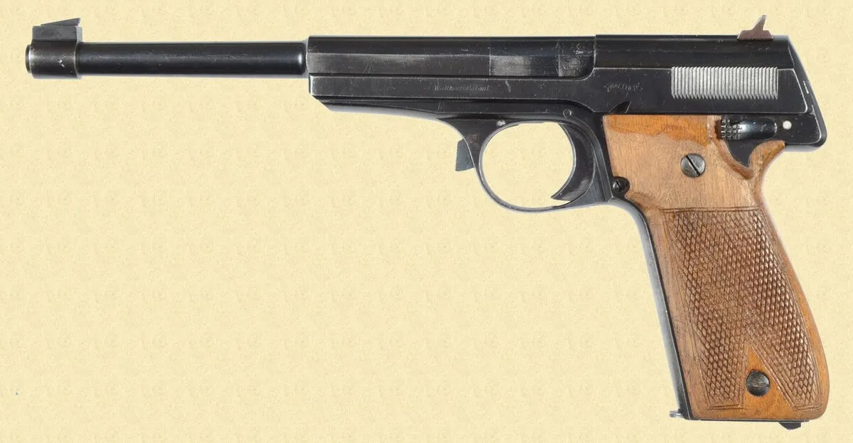 Kvinna döms efter att ha lämnat in ärvd pistol till polisen