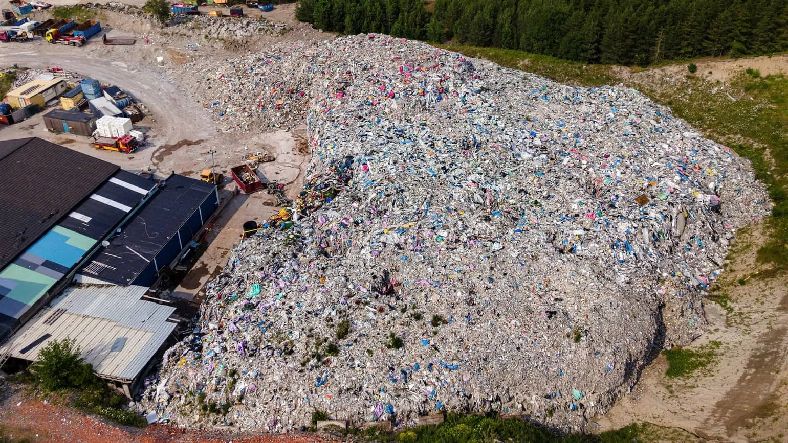 Think Pink-skandalen - 11 åtalas för grovt miljöbrott