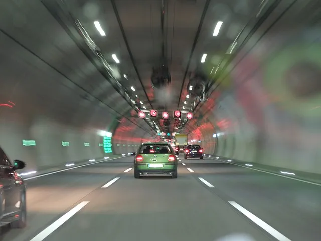 Polis döms för tjänstefel – lät frun jaga fortkörare i 200 km/h